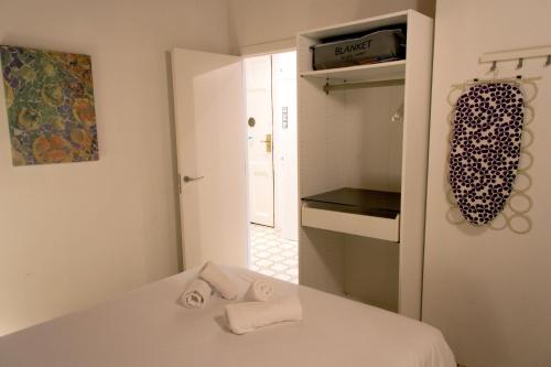 Postel nebo postele na pokoji v ubytování Happy People Gaudi Sant Pau Apartments