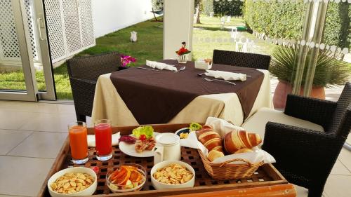una mesa con una bandeja de desayuno en el patio en Marina 10 Design Hotel & SPA, en Isquia