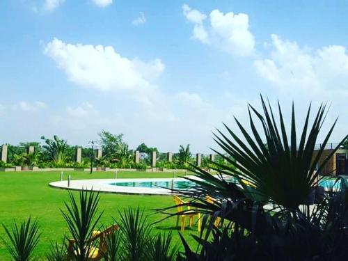 Bazén v ubytování Bansari Greens Resort nebo v jeho okolí