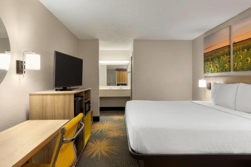 Ένα ή περισσότερα κρεβάτια σε δωμάτιο στο Days Inn by Wyndham Cartersville
