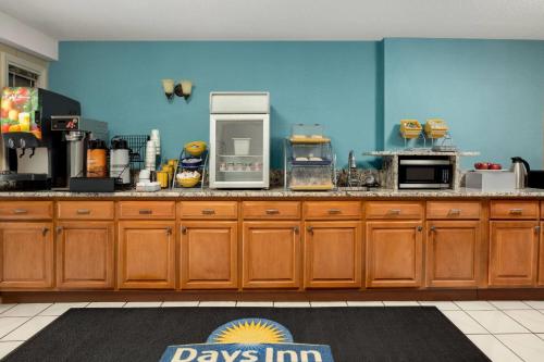 Η κουζίνα ή μικρή κουζίνα στο Days Inn by Wyndham Cartersville