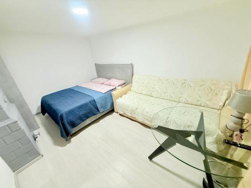 Postel nebo postele na pokoji v ubytování UltraCentral studio apartment