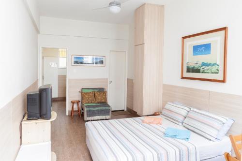 une chambre d'hôtel avec un lit et une télévision dans l'établissement Alex Rio Flats Studio with Balcony, à Rio de Janeiro