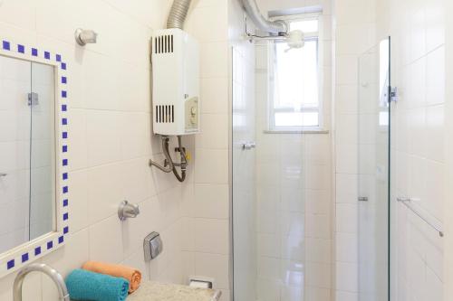 une salle de bain blanche avec une douche et un lavabo dans l'établissement Alex Rio Flats Studio with Balcony, à Rio de Janeiro
