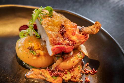 een bord met een stuk eten op een tafel bij Cambria Hotel Boston Downtown - Seaport in Boston