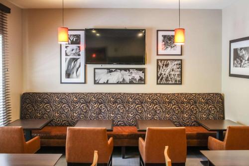 a restaurant with a large couch and tables and chairs at Country Inn & Suites by Radisson, Washington Dulles International Airport, VA in Sterling