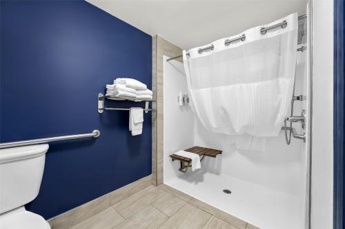 Bilik mandi di Spark By Hilton Biloxi Ocean Springs