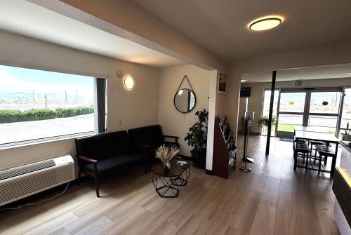 Days Inn by Wyndham Ridgecrest near China Lake Naval Stationにあるシーティングエリア