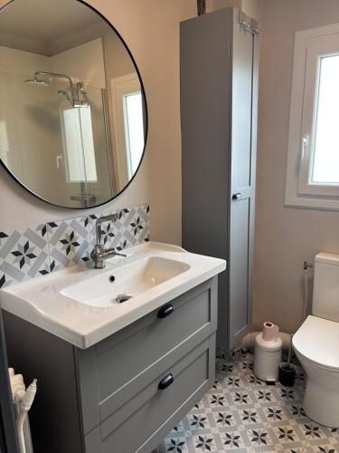 une salle de bain avec un lavabo et un miroir dans l'établissement Boudoir Antibes walking distance beach & antibes, à Antibes