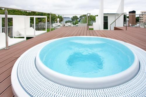 a large blue tub sitting on top of a deck at Morlans Garden in Paguera