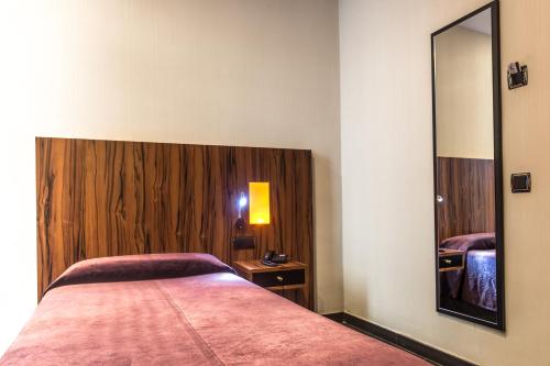 Säng eller sängar i ett rum på Hotel California