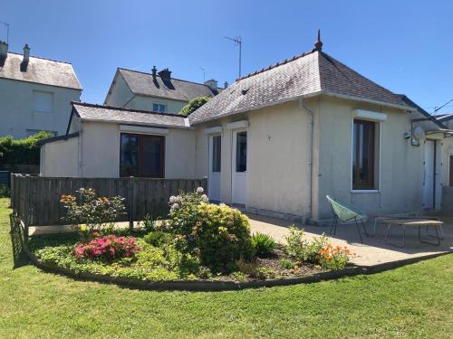 une maison blanche avec une clôture et un jardin dans l'établissement Kermaria, maison bord de mer, à Saint-Brieuc