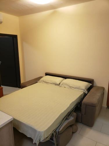 Giường trong phòng chung tại City Apartment Vlora 01