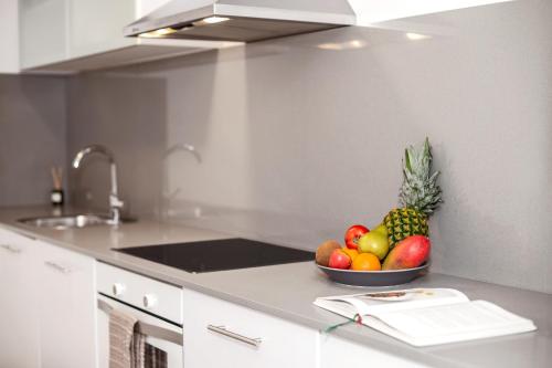 Boutique apartament في ثيوداديلا: وعاء من الفواكه على منضدة في المطبخ