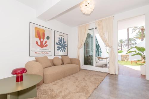 Boutique apartament في ثيوداديلا: غرفة معيشة بها أريكة وطاولة