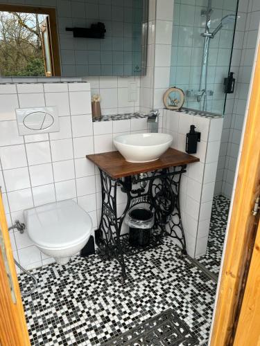 Koupelna v ubytování Henrys Cozy Tiny House - ruhig, Garten, Terrasse