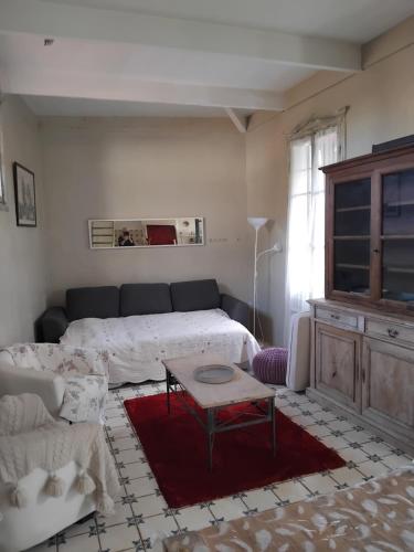 - un salon avec un lit et une table basse dans l'établissement Maison authentique, à Nice