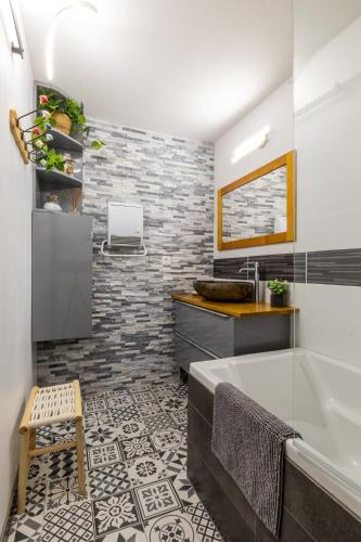 une salle de bain avec une baignoire et un lavabo dans l'établissement Clubhouse, à Giez