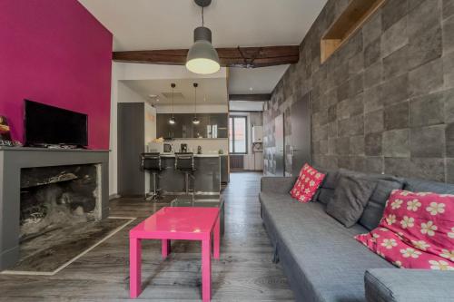 a living room with a couch and a pink table at #HX L'Escapade des Clercs in Grenoble