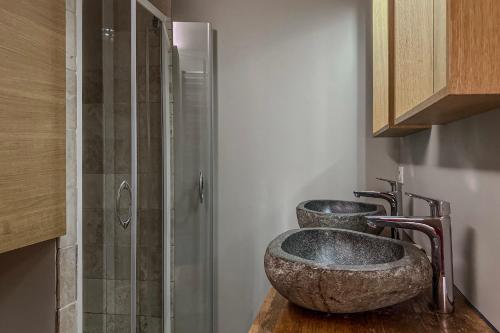 a bathroom with two sinks and a shower at #HX L'Escapade des Clercs in Grenoble