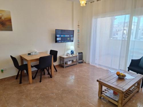 Foto Queens Gardens suite by the sea, pool and mall 6