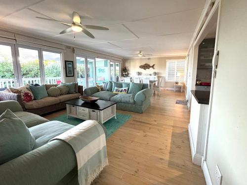 Χώρος καθιστικού στο Blue Home Sedgefield