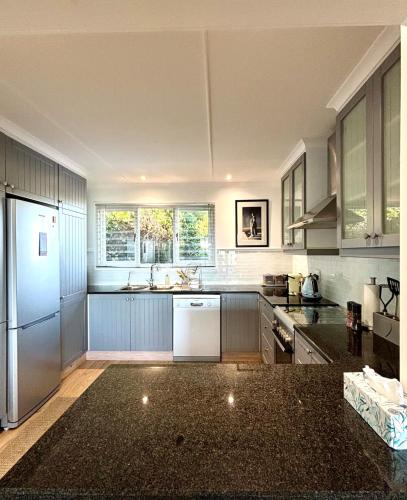 Η κουζίνα ή μικρή κουζίνα στο Blue Home Sedgefield
