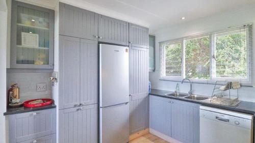 Η κουζίνα ή μικρή κουζίνα στο Blue Home Sedgefield