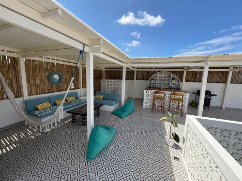 eine Veranda mit Hängematte und Tisch und Stühlen in der Unterkunft Villa Ben Uluwatu in Uluwatu