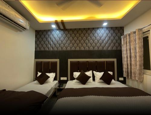 Giường trong phòng chung tại Hotel kanisha stay