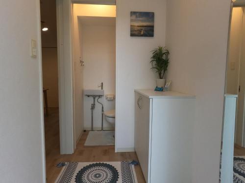 ein Badezimmer mit Toilette und Waschbecken in der Unterkunft 家族の笑顔 希望ヶ丘ビーチまで徒歩5分でのんびり家族ステイ Coral Onnason in Onna