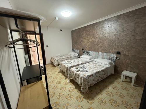 Habitación con 2 camas en una habitación con ventana en Hotel Elvira Fiuggi, en Fiuggi