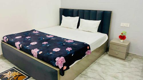 ウッジャインにあるPrabhu ji home stayのベッドルーム1室(青いヘッドボード付きのベッド1台付)