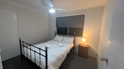 Ένα ή περισσότερα κρεβάτια σε δωμάτιο στο 3 Bed House free parking,Master with AC