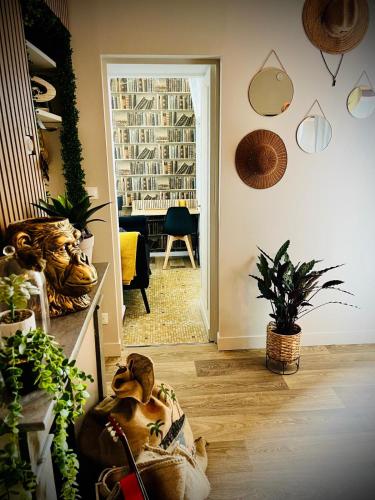 Cette chambre dispose d'un couloir orné de plantes et d'une porte. dans l'établissement Suite Eden Jungle , escapade tropicale, à Limoges