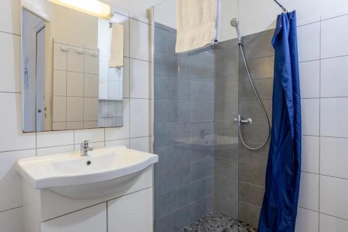 une salle de bain avec un lavabo et une douche dans l'établissement Village Vacances Les Rivières, à Maché