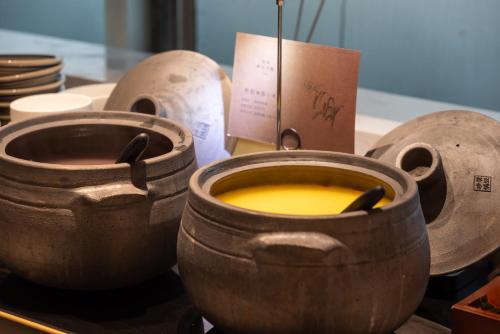 a group of clay pots sitting on a table at Atour Hotel Qingdao Olympic Sailing Center May Fourth Square in Qingdao