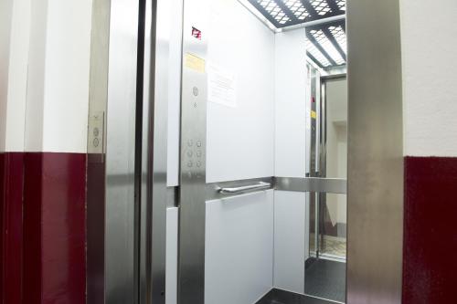 um elevador numa estação de metro com uma porta em Apartamentos Turísticos Tenor by Bossh Hotels em Barcelona