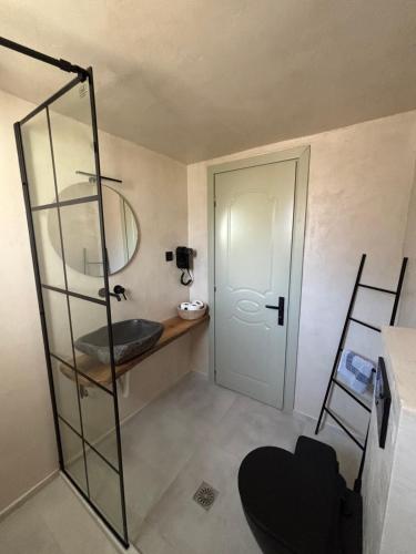 Ein Badezimmer in der Unterkunft DELPHINUS VILLAS-Villa Nikitas
