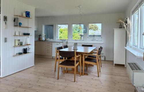 Una cocina y un comedor con mesa y sillas. en 3 Bedroom Stunning Home In Øster Assels, en Øster Assels