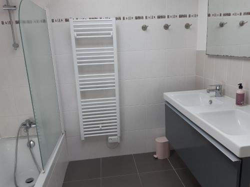 Photo de la galerie de l'établissement Villa SPACIEUSE EN BORD DE MER, à Ploemeur