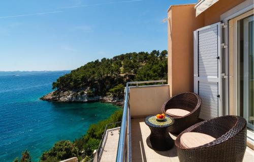 Awesome Apartment In Milna With Wifi