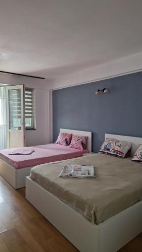 two beds sitting next to each other in a bedroom at EVA Studio Eforie Nord in Eforie Nord