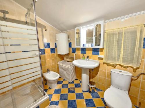 Et badeværelse på VILLA VERA Apartments with pool, 200 m from the beach