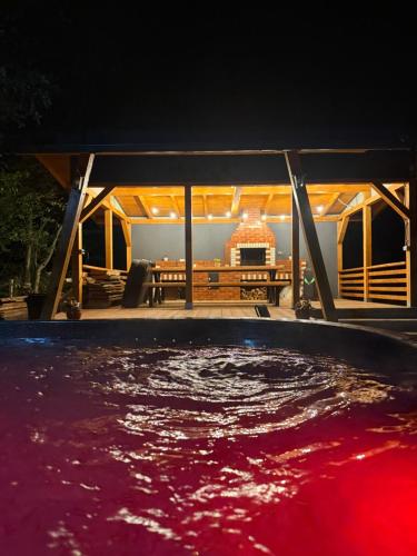 - Vistas a la piscina por la noche en Julien House, en Prisaca Dornei