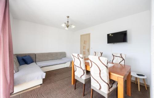 ein Wohnzimmer mit Sofa und Tisch in der Unterkunft 3 Bedroom Stunning Apartment In Poljica in Poljica