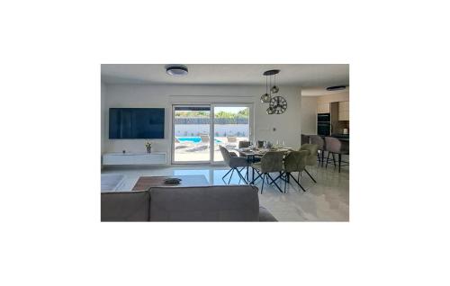 Ruang duduk di Stunning Home In Pirovac