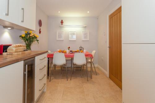 Η κουζίνα ή μικρή κουζίνα στο Number 2 Lymington Hampshire