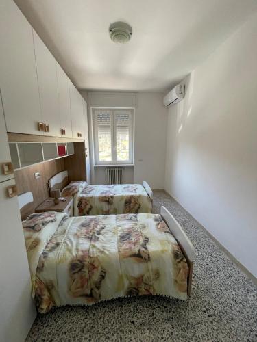 a bedroom with two beds and a sink in it at -15min Cascate Marmore- Ampio Appartamento, Park gratuito in Terni