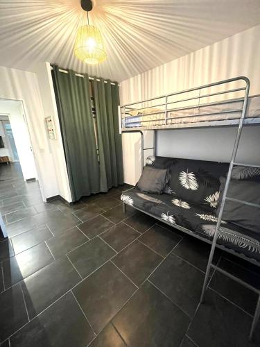 une chambre avec un lit superposé dans une pièce dans l'établissement Grand jardin - Climatisation - parking privatif, à Nîmes